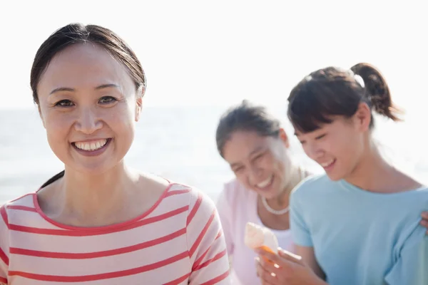 Familj på stranden — Stockfoto