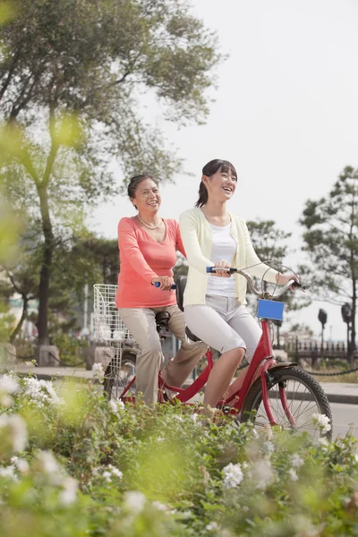 Abuela y nieta montar en bicicleta tándem — Foto de Stock