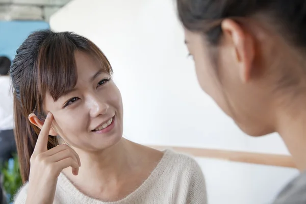 Zwei Geschäftsfrauen auf dem Geschäftstreffen — Stockfoto