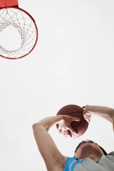 Basketball joueurs en attente d'un rebond — Photo