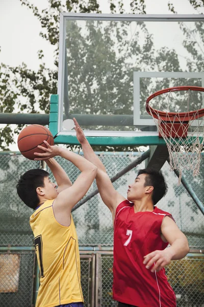 两个队打篮球 — 图库照片