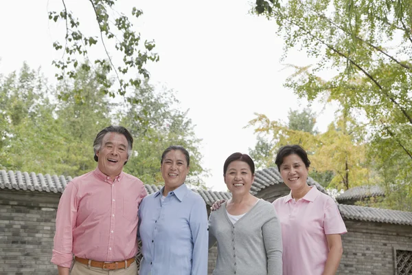 Mature people in the park — Stock Photo, Image