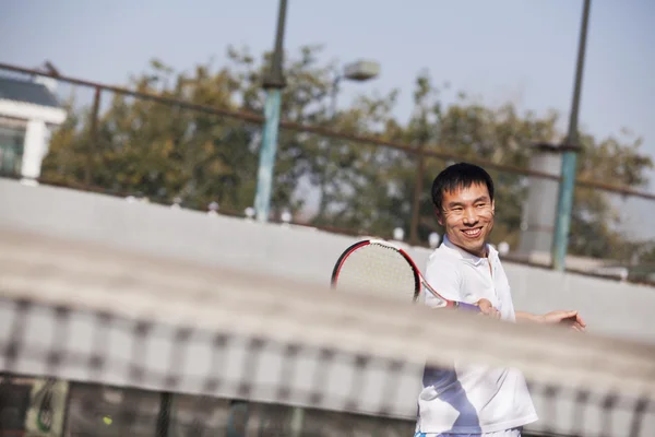 Erwachsener Mann spielt Tennis — Stockfoto