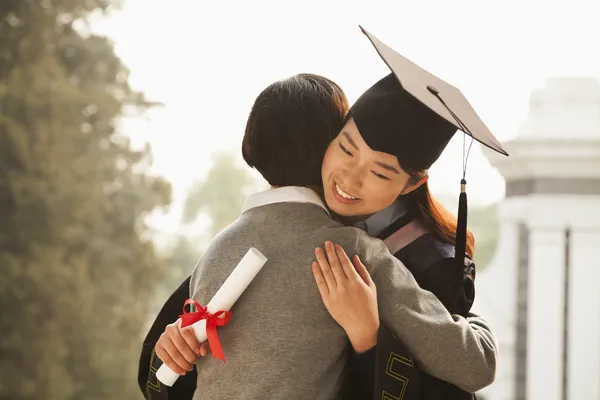 Mãe orgulhosa de um graduado — Fotografia de Stock