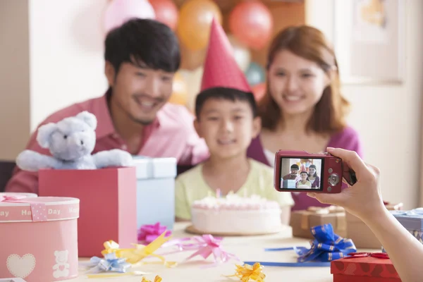 Familia teniendo su foto tomada en el cumpleaños de su hijo —  Fotos de Stock