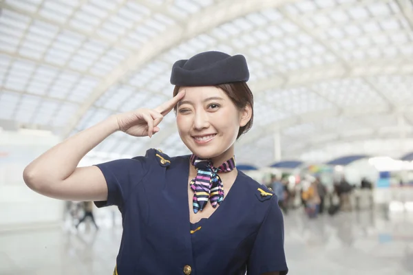 Lucht-stewardess knipogend — Stockfoto