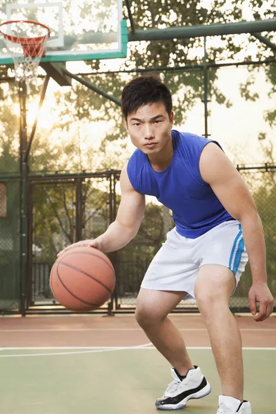 Street basketball player on the court, portrait — Stock Photo, Image