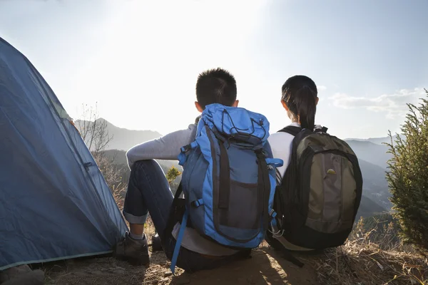 Couple sitting next to the tent — Stock Photo, Image