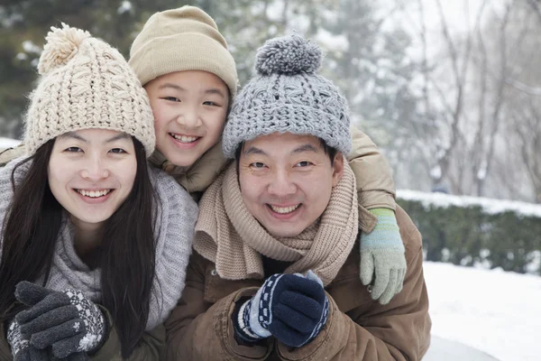 Family laying in snow — Stock Photo, Image