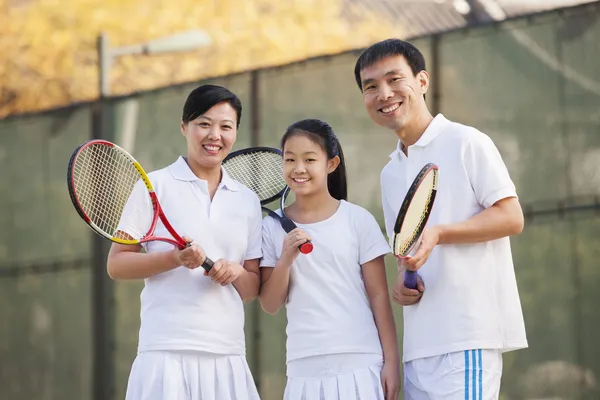Familj spelar tennis — Stockfoto