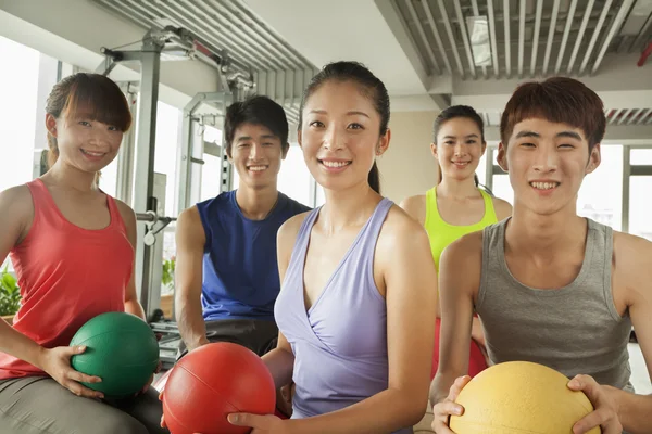 Groupe de jeunes dans la salle de gym — Photo