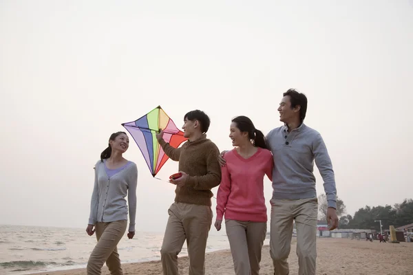 Young Friends Flying a Kite on the Beach — Stock Photo, Image