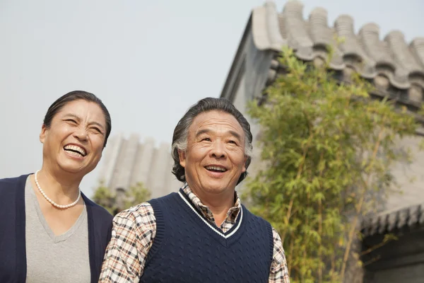 Senior koppel lopen buiten in Peking — Stockfoto