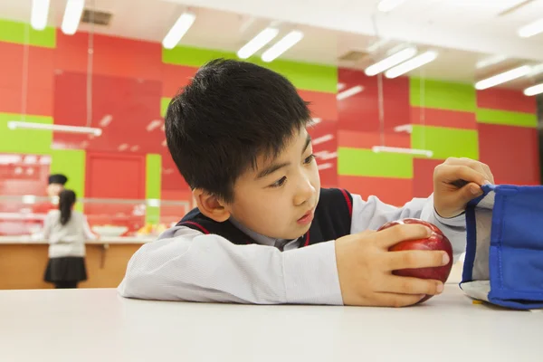 Menino da escola verificando saco de almoço — Fotografia de Stock