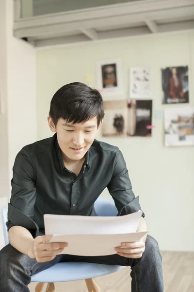 Professionele man kijken naar documenten in office — Stockfoto