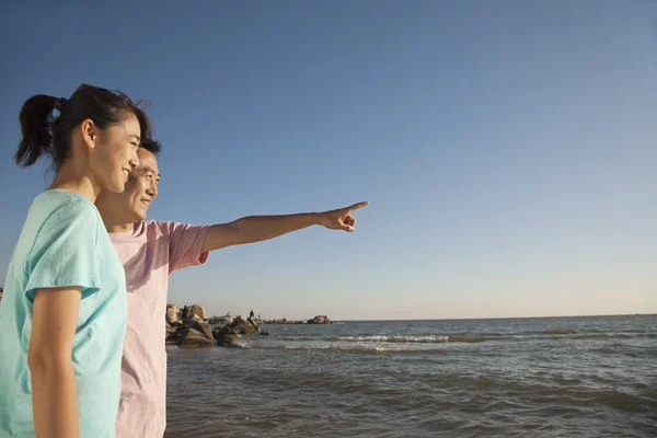 Padre e hija mirando al mar —  Fotos de Stock