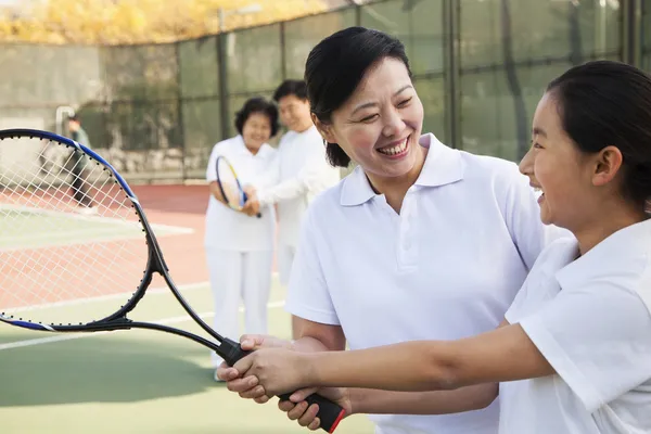Anne ve kızı tenis oynamaya — Stok fotoğraf