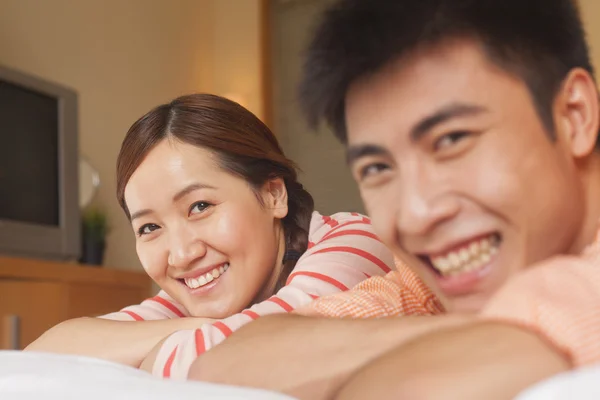 Jeune couple couché sur le lit — Photo