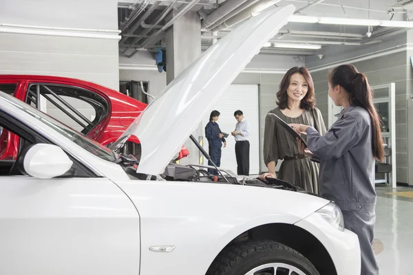 Mecánica y clientes en taller de reparación de automóviles — Foto de Stock