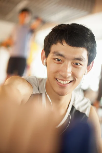 Young man exercising in the gym — Stock Photo, Image