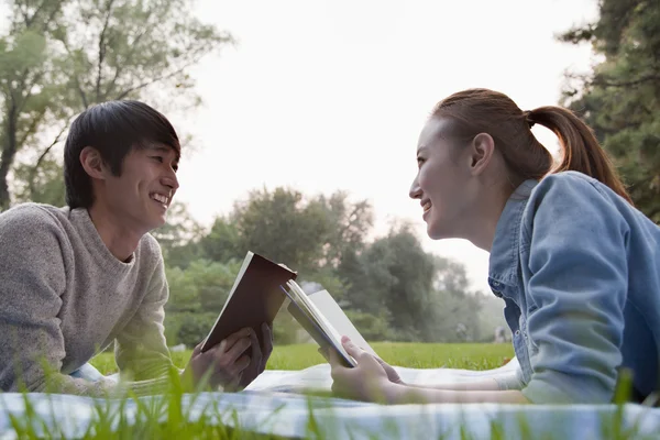 Adolescente casal lendo livros no parque — Fotografia de Stock