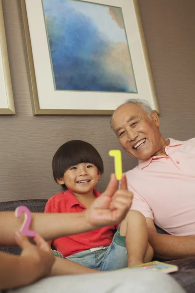 Wnuk, grając z dziadkami — Zdjęcie stockowe