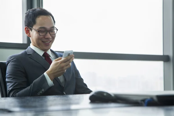 Homem de negócios usando telefone celular — Fotografia de Stock