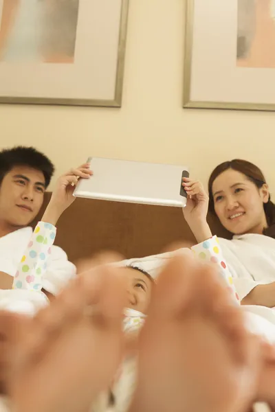 Familie mit Tablet im Bett — Stockfoto