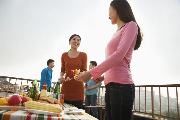 Group of Friends Having a Barbeque on a Rooftop — Stock Photo, Image