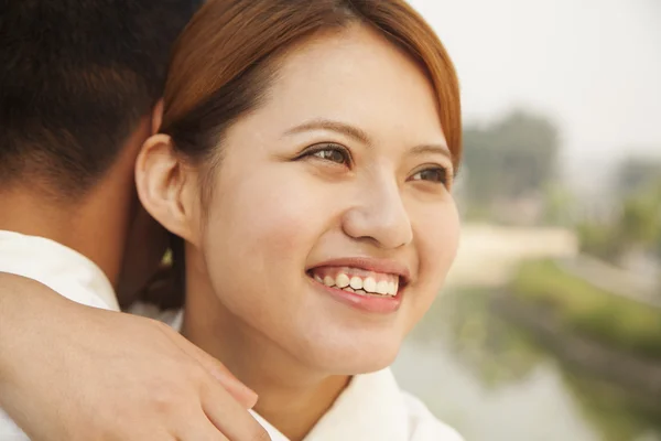 Mujer joven abrazando a su novio — Foto de Stock