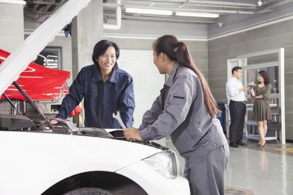 Mechanics Working on Car in Auto Repair Shop — Stock Photo, Image