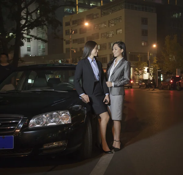 Vrouwelijke ondernemers praten met de auto — Stockfoto
