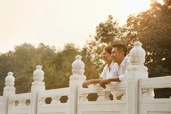 年轻的夫妇，在传统的桥上 — 图库照片