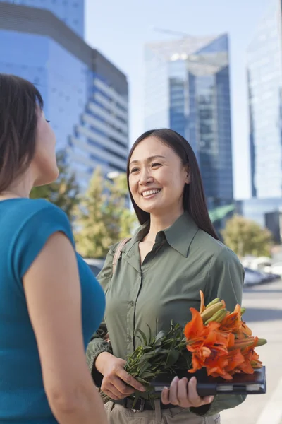 Maturo donna d'affari con fiori — Foto Stock