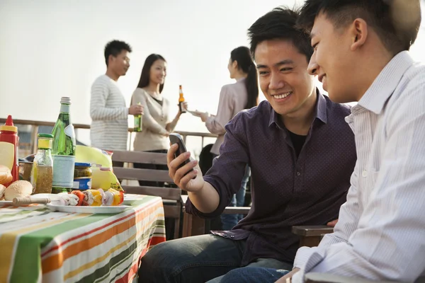 Amigos en Rooftop Barbecue — Foto de Stock