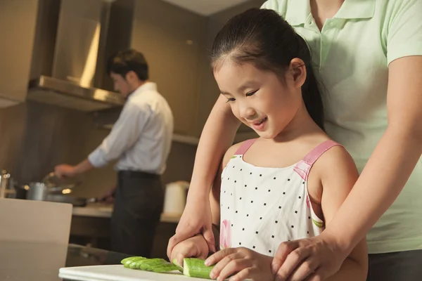 Familjen förbereder middag — Stockfoto