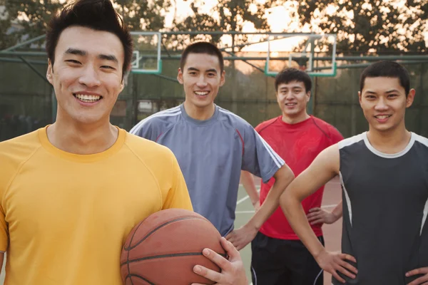 Amigos na quadra de basquete, retrato — Fotografia de Stock