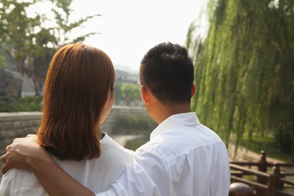 Young Couple on a Traditional Bridge — Stock Photo, Image