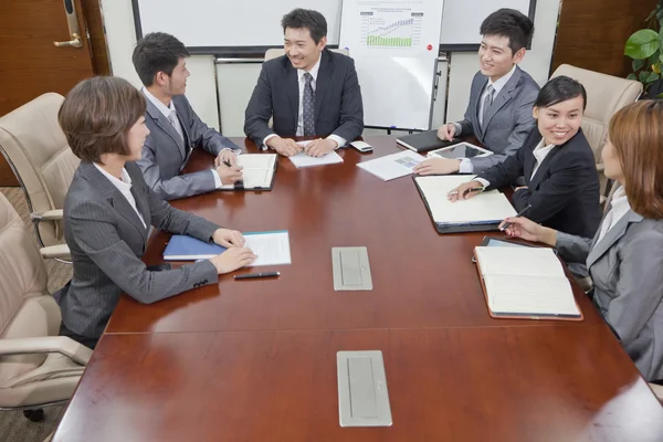 Geschäftsleute arbeiten zusammen — Stockfoto