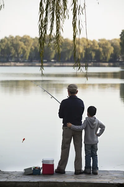 Abuelo y nieto Pesca — Foto de Stock