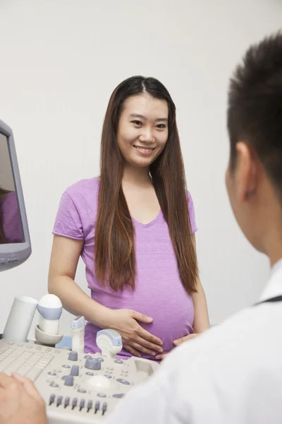 Médico con mujer embarazada — Foto de Stock