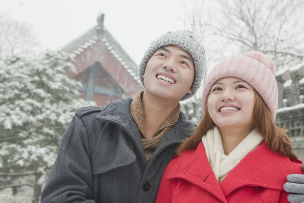 Paar umarmt sich im Schnee — Stockfoto
