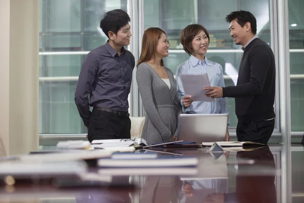 Empresarios trabajando juntos — Foto de Stock