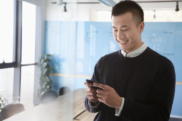 Zakenman met behulp van zijn mobiele telefoon — Stockfoto