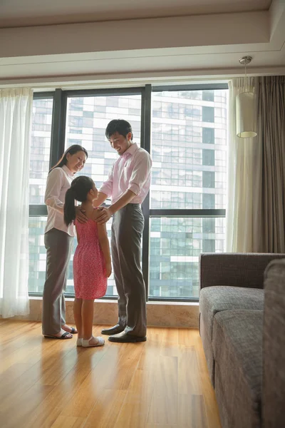 Famiglia che parla in salotto — Foto Stock