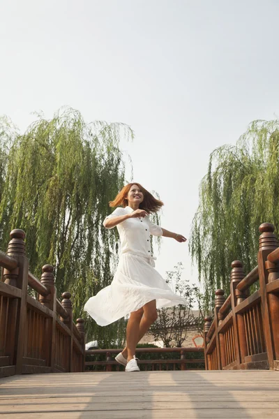 Jong meisje twirling haar rok — Stockfoto