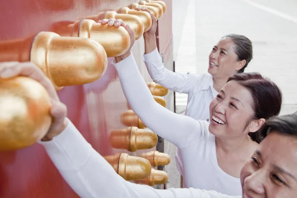 Mulheres de pé ao lado da porta tradicional chinesa — Fotografia de Stock