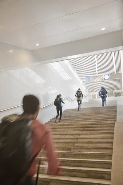 Reisende laufen die Treppe hinauf — Stockfoto