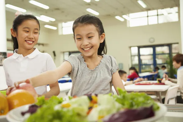 学校在学校自助餐厅里的女孩 — 图库照片