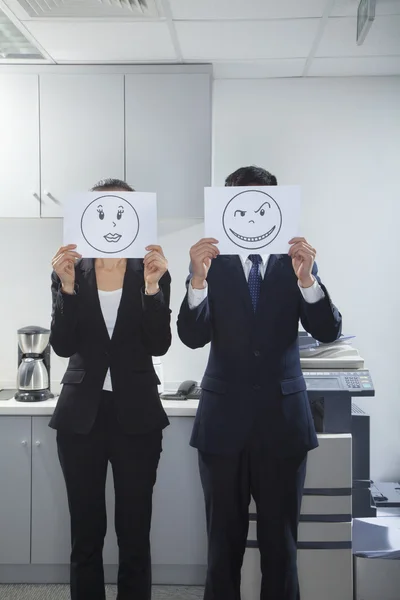 Бизнесмены, держащие счастливые лица на бумаге — стоковое фото